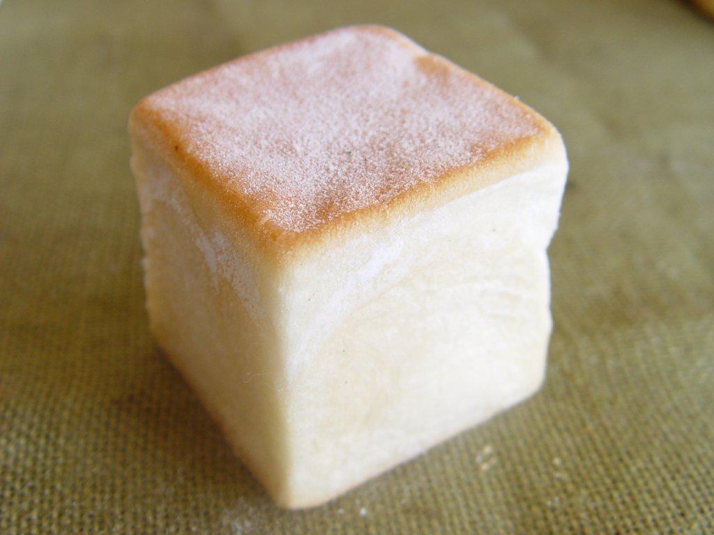 【プレミアム生乳クリームパン(キューブ)】生乳カスタードクリームパンをキューブ型に入れて焼きました