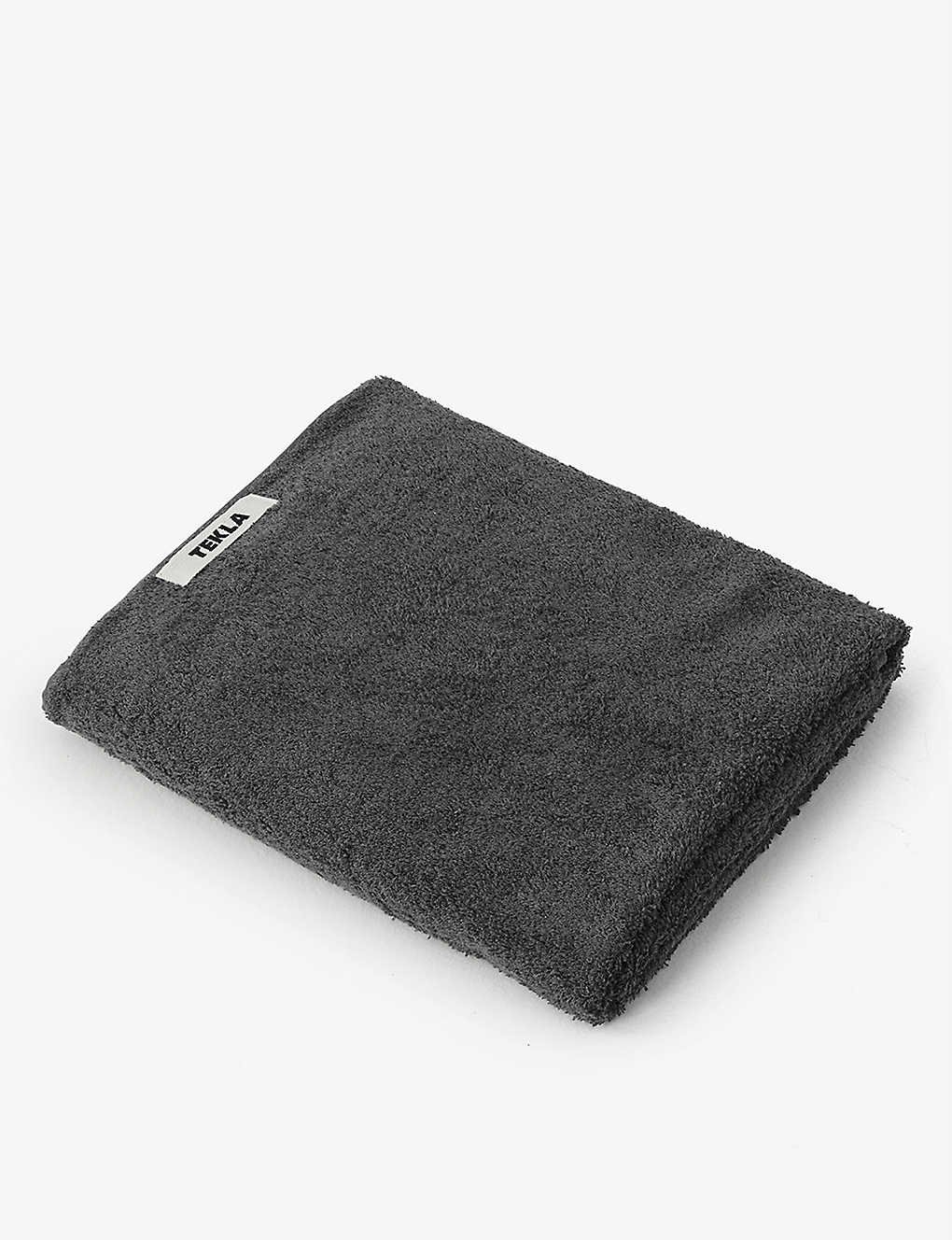 <strong>TEKLA</strong> ロゴエンブロイド オーガニックコットン <strong>バスタオル</strong> 70cm x40cm Logo-embossed organic-cotton bath towel 70cm x 40cm #GREY