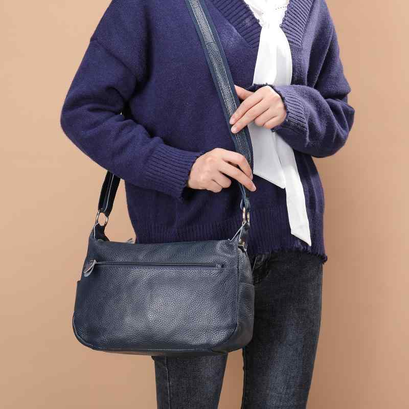 バッグ レディース ミセス 本革 牛革 ソフトレザー ショルダーバッグ 斜め掛け 鞄 枕型 大容量 多収納 ポケット充実 普段使い デイリーユース 横型 スクエア ブラック ダークブルー