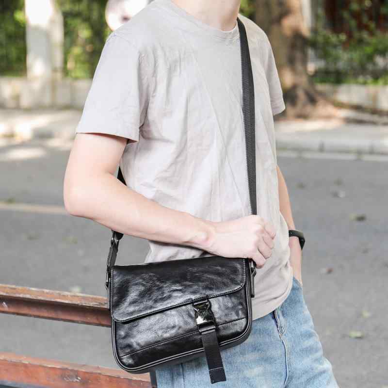 ショルダーバッグ メンズ 男性 個性的 ストリートファッション トレンド 軽量 高級感 デザイン 本革 カウレザー 斜め掛け クロスボディバッグ ステッチ 無地 普段使い デイリーユース カジュアル ブラック 鞄