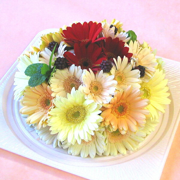 【生花】お誕生日にご結婚祝いにフラワーケーキアレンジメント【ガーベラdeケーキ】イエロー・オレンジ
