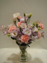 おしゃれなクリアーの花瓶に入ったアレンジ。花瓶がついているのでそのまま飾れる便利な商品。 誕生日、結婚祝い、お見舞にも喜ばれます。送料無料! 花瓶付き 季節のお花の花束 即日発送 無料ラッピング、メッセージカード付き 【あす楽対応_関東】【あす楽対応_甲信越】【あす楽対応_北陸】【あす楽対応_東海】【あす楽対応_近畿】