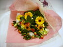 ふんわりとした包みの花束。黄色のガーベラにオレンジ系のお花を合わせた人気に暖色系の花束です。 発表会、誕生日祝、展示会などのお祝いに最適。厳選送料無料! 花束・オレンジの優しさに包まれた花束 無料ラッピング、メッセージカード付き 即日発送 【あす楽対応_関東】【あす楽対応_甲信越】【あす楽対応_北陸】【あす楽対応_東海】【あす楽対応_近畿】