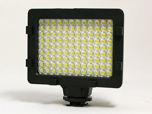 【レビューのお約束で大特価！】UMA-LED108 LEDビデオライト 108球のLEDを搭載し、最大1020luxの光量を実現！2段階の光量切換、デイライト/タングステン対応 乾電池動作