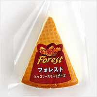 フランス唯一のスモークチーズ！その名は『フォレストスモーク（ヒッコリー）』1/8カット【約125g】※チーズの塊からあえて切り出しております。【YDKG-t】