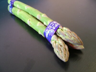 グリーンアスパラ150g-1束3本（大）北海道限定の甘くて瑞々しい万能野菜です。【同梱発送】15kg以内が1個口の送料になります。