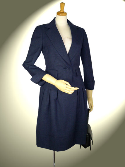 薄手ウールのテーラードジャケットとふわりシルエットのスカートスーツ【ロイヤルメード カラー：紺】