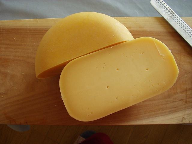 北海道産ナチュラルチーズ北海道認証　HACCP取得の冨田ファームでつくった『冨夢18ヶ月熟成』