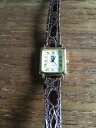 【送料無料】腕時計 レディースレフブラウンストラップladies reflex rectangular shaped gold coloured watch with brown strap w62419