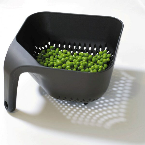 持ち手が脚になる水切りざる！ JosephJoseph Square Colander(ス…...:hono:10000587