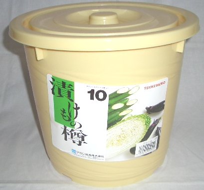 プラスチック漬物樽＃10（PC押し蓋付）簡単で、手軽な白菜付けに欠かせない漬物樽。
