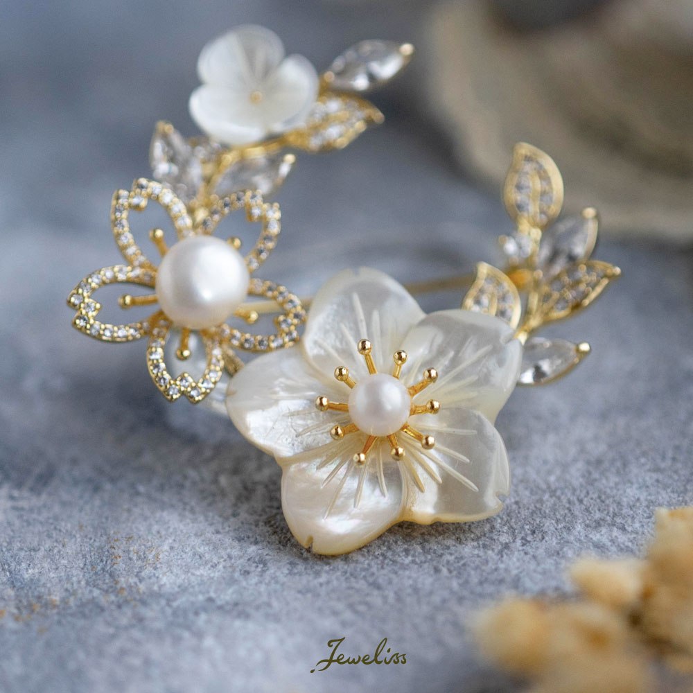 Jeweliss <strong>ブローチ</strong> プリムベル Primbell 花 桜 さくら <strong>淡水パール</strong> マザーオブパール ジュエリス セレモニー ギフト プレゼント □ 即納