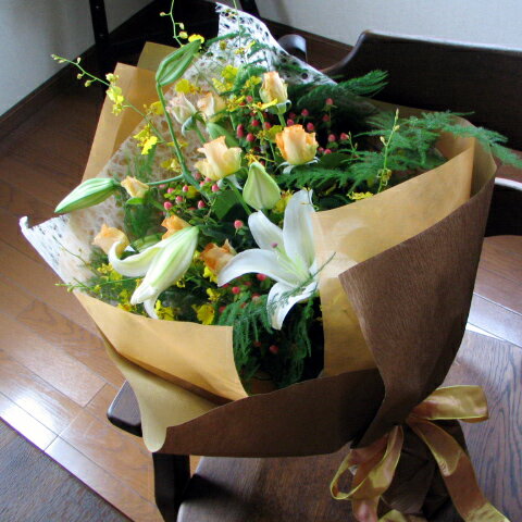 お誕生日に、フォーマルな贈り物に！オレンジシャンパン色の花束送料無料です。