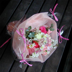 お誕生日に贈りたい！キュートなラッピングの花束（ピンク）