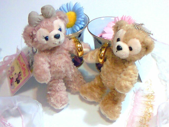 【ディズニーシー限定】Duffy(ダッフィー)/ShellieMay(シェリーメイ)♪ぬいぐるみストラップ＆バッチ♪ふっくら可愛いお顔厳選！！タグ・ストーリーブック・ディズニーリゾートお土産袋付き♪メール便不可ミニーちゃんの作ったディズニーベア★ボールチェーン＆バッジ