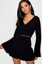 ブーフープチ BOOHOO PETITE ウーブン スリーブ 【 WOVEN SLEEVE V NECK FLARE CROP BLACK 】 レディースファッション トップス Tシャツ カットソー 送料無料
