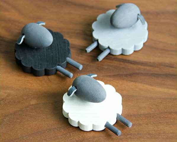 Larssons Tra(ラッセントレー)マグネットひつじ(1個) スウェーデン 北欧 磁石 じしゃく ヒツジ 羊 動物 アニマル 白樺 プチギフト 木 木製 シンプル モノトーン 白 黒 グレー グレイ ブラック ホワイト 手作り ハンドメイド