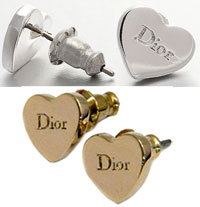Christian Diorクリスチャンディオールピアスロゴ刻印ハートシルバー　ゴールドPierce耳元のアクセントにプレゼントに最適D60811 D60812