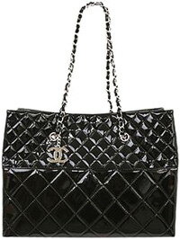 CHANEL シャネルキルティングエナメルチェーントートバッグココマークチャームパテントカーフスキンA49270 Y04950 94305ブラック（金具：シルバー）ショルダーバッグ　ハンドバッグ鞄 カバン かばん