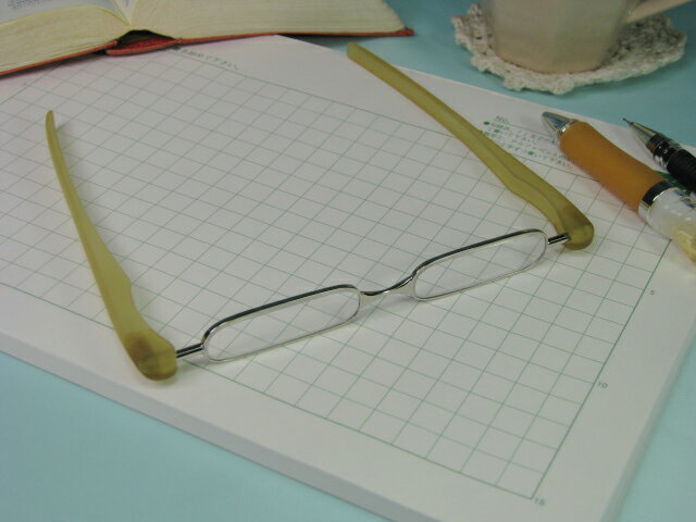 お洒落なミニ・ファッションシニアグラス 『Pod Reader』 No.1060 コハク[ 老眼鏡 コンパクトタイプ ]【楽ギフ_包装】老眼鏡 コンパクトタイプ