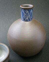 褐色の陶器と風格ある丸み「有田焼・南蛮地紋徳利」