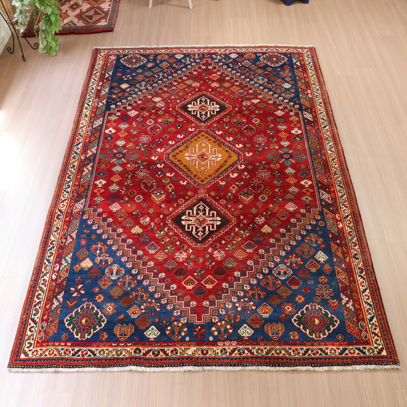 【15%OFFクーポン対象品】カシュカイ族 手織り絨毯　トライバルラグ 270×170cm 3つのメダリオン　レッド/ブルー