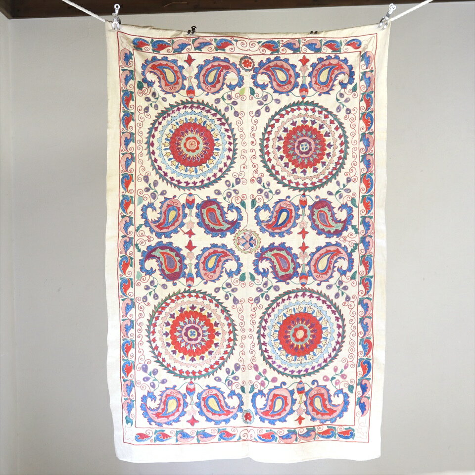 【15%OFFクーポン対象品】スザンニ刺繍・アンティークデザインリプロダクション160×103cmアンティークデザインを複製した伝統柄/4つの大輪の花とペイズリー