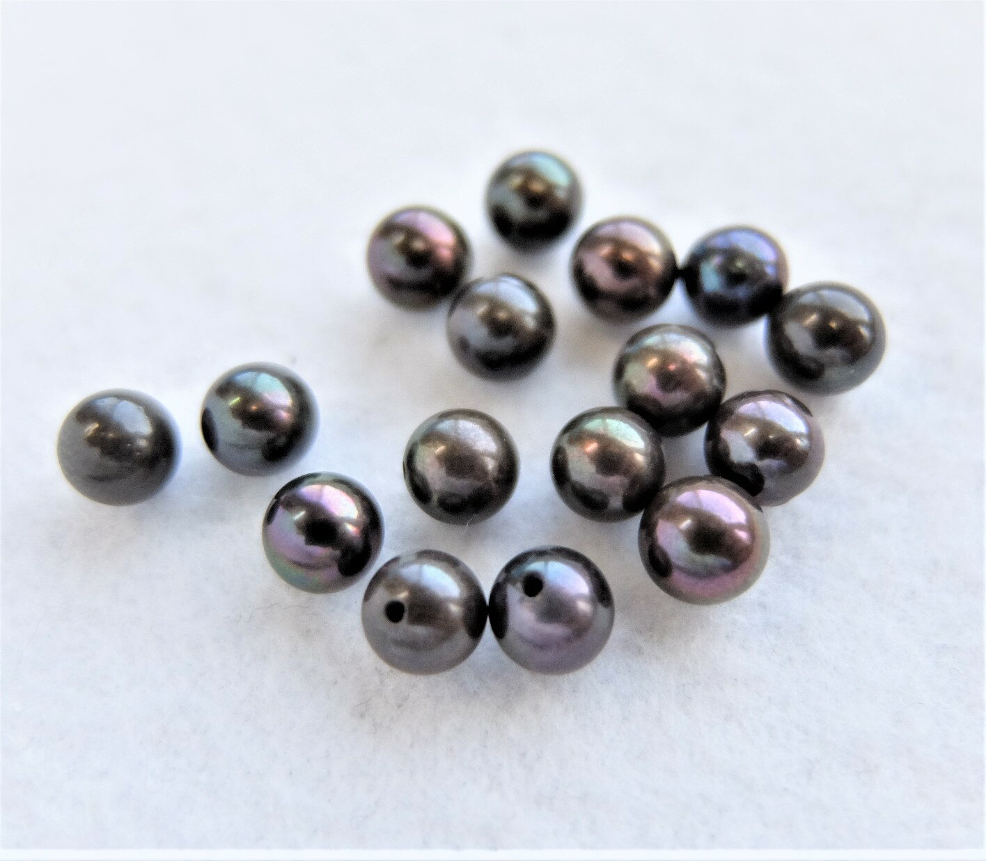 日本産アコヤパールルース(片穴、黒染め)：5ミリ珠　(あこや真珠ルース、アコヤ真珠ルース、手芸用ルース、パールルース、ルース、パール、真珠ルース)