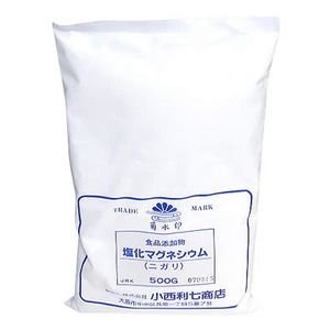 【送料無料】塩化マグネシウム(ニガリ) 500g 小西利七商店品 食品添加物 バスソルト 入浴剤 <strong>マグネシウムオイル</strong> 国産 兵庫県 お風呂 粉末 赤穂 豆腐用凝固剤 保湿 潤い 乾燥 温活 大容量 国内製造 国内原料 無添加 敏感肌 凍結防止剤 防塵剤 防火剤