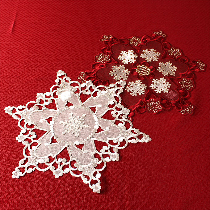 カットワーク＆刺繍クリスマスドイリー（花瓶敷き）（雪の結晶）約30cmR★アミブルージュのクリスマス★