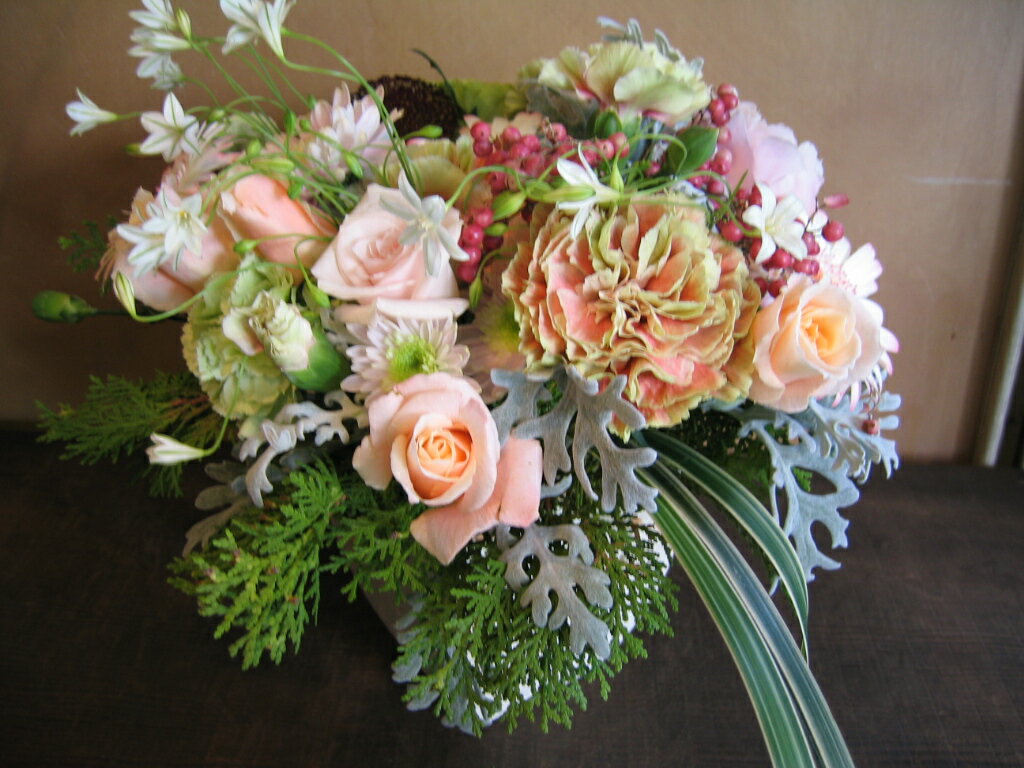 アルベルティーン☆誕生日 結婚記念日 結婚祝い お見舞い お祝い ホワイトデーなどに季節のお花をお使いしたアレンジメントをお薦めいたします !!