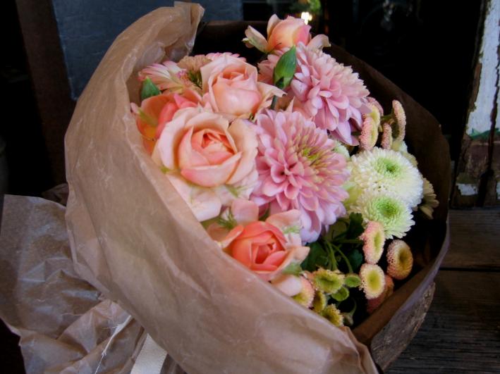 ブラッシュ・ピンク☆誕生日 結婚祝い お見舞い ビジネス 開店 改築 新築 お祝い などに季節のお花をお使いしたお花束をお薦めいたします !!