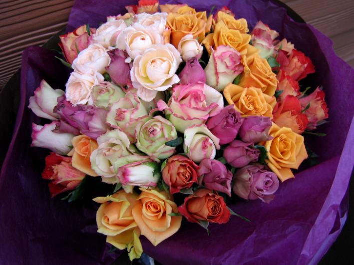 ローズサファイア☆誕生日 結婚祝い お見舞い ビジネス 開店 改築 新築 お祝い などに季節のお花をお使いしたお花束をお薦めいたします!!