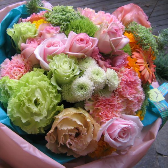 ハロップ・ポップ☆誕生日 結婚祝い お見舞い ビジネス 開店 改築 新築 お祝い などに季節のお花をお使いしたお花束をお薦めいたします。 !!