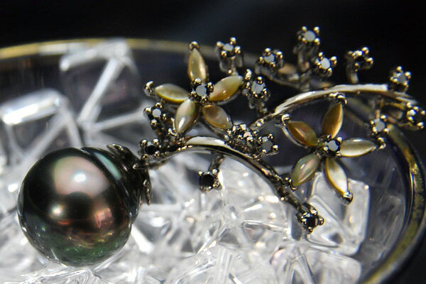 てりってりで鮮やかなカラーの浮かぶゴージャス大珠！　12mm黒蝶真珠ペンダントトップ