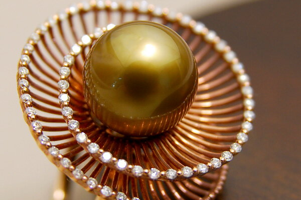 世界でたった一つの漁場から産出するレア真珠！ 艶やかブラウンのラウンドマベ！ K18PG11mmラウンドマベ真珠＆ダイヤモンドリング