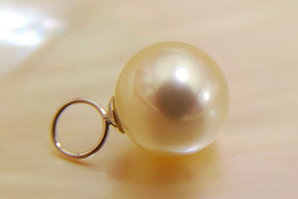 透明感ある爽やかなレモンホワイト てりてりラウンドの上品な南洋真珠　K14WG 8mm白蝶真珠チャーム