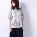 【アウトレット】セブンデイズ サンデイ SEVENDAYS=SUNDAY outlet バンダナプリント オープンショルダーブラウス (オフホワイト)
