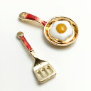 【アクセサリーパーツ】《チャーム》目玉焼き フライパン ター...