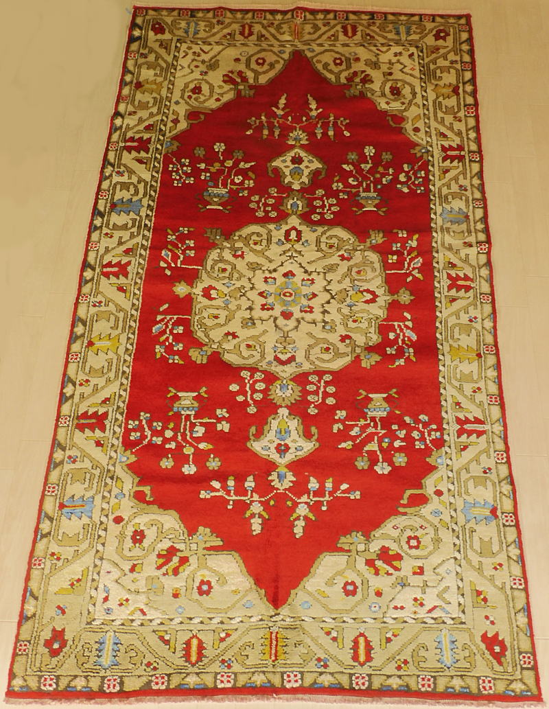 トルコじゅうたん　ウルギュップ産　OLDじゅうたん 60年物 226x128cm 手織り ソファ前 リビングサイズ オールド絨毯　カーペット ラグ ヴィンテージ アンティーク