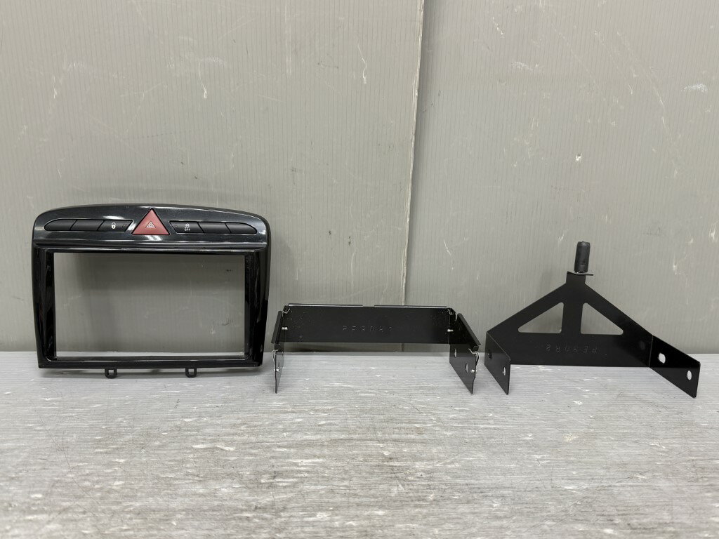 プジョー 308 右H(T7 T75F02) 純正 破損無 動作保証 ナビ オーディオパネル ハザードボタン ステーセット p059261 中古20251115