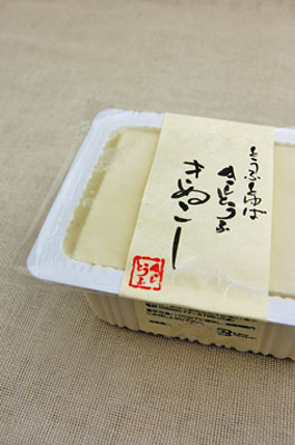 「きぬこし」国産大豆使用　(絹ごし豆腐)