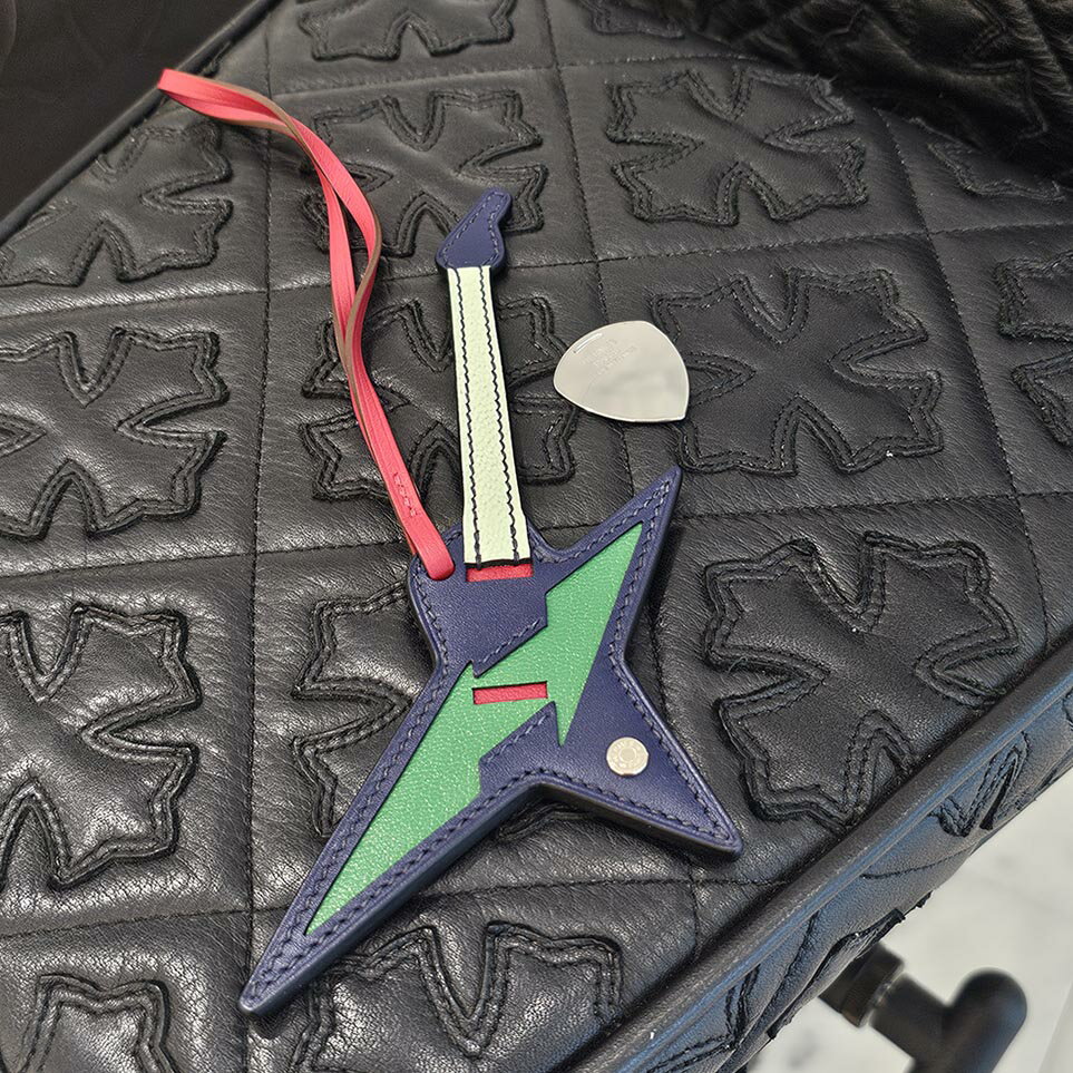HERMES ROCK Leather Bag Charm H084080CJAE エルメス ロック レザー バッグチャーム ギターモチーフ ピック付属 タデラクト シャムキラ シェーブルスイフト ネイビー×マルチカラー【250831】【ほぼ新品】
