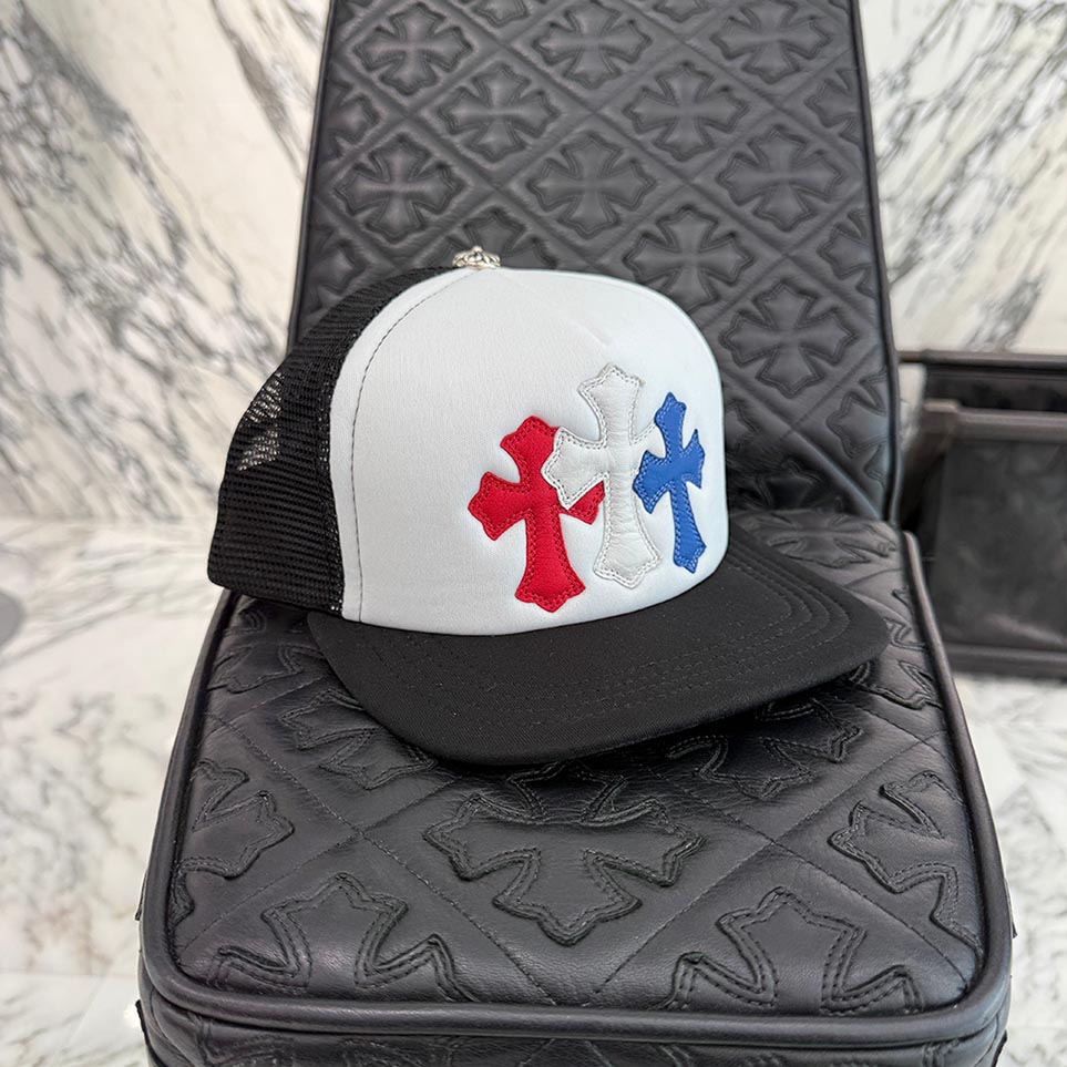 CHROME HEARTS Tricolor Triple Cross Patch Trucker Cap ONE SIZE（51-61） クロムハーツ トリコロール トリプルクロスパッチ トラッカーキャップ メッシュ レザーパッチ クロスボール ブラック×ホワイト×ブルー×レッド サイズONE SIZE（51-61）【250901】【新古品】