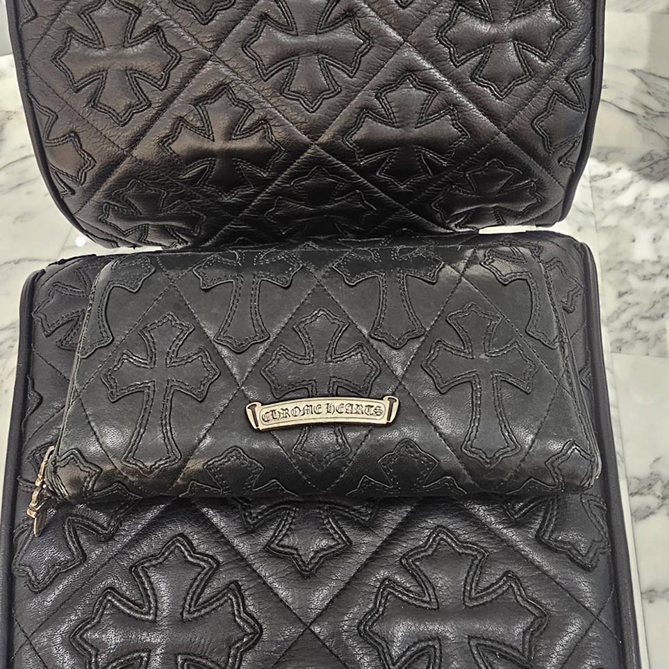 CHROME HEARTS Cemetery Cross Leather Patch Quilting Leather Wallet クロムハーツ セメタリークロス レザーパッチ キルティング レザーウォレット ラウンドジップ 長財布 カーフスキン レザーパッチ ダガージップ シルバー925 ブラック【251031】【中古-B】