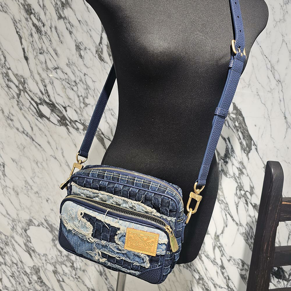LOUIS VUITTON × NIGO 2025SS Nil Monogram Other Denim Shoulder Bag M15296 ルイヴィトン × ニゴ ナイル モノグラム アザー デニム ショルダーバッグ リメイクデニム カウハイドレザータグ 総柄 ゴールド金具 ブルーデニム【251120】【ほぼ新品】