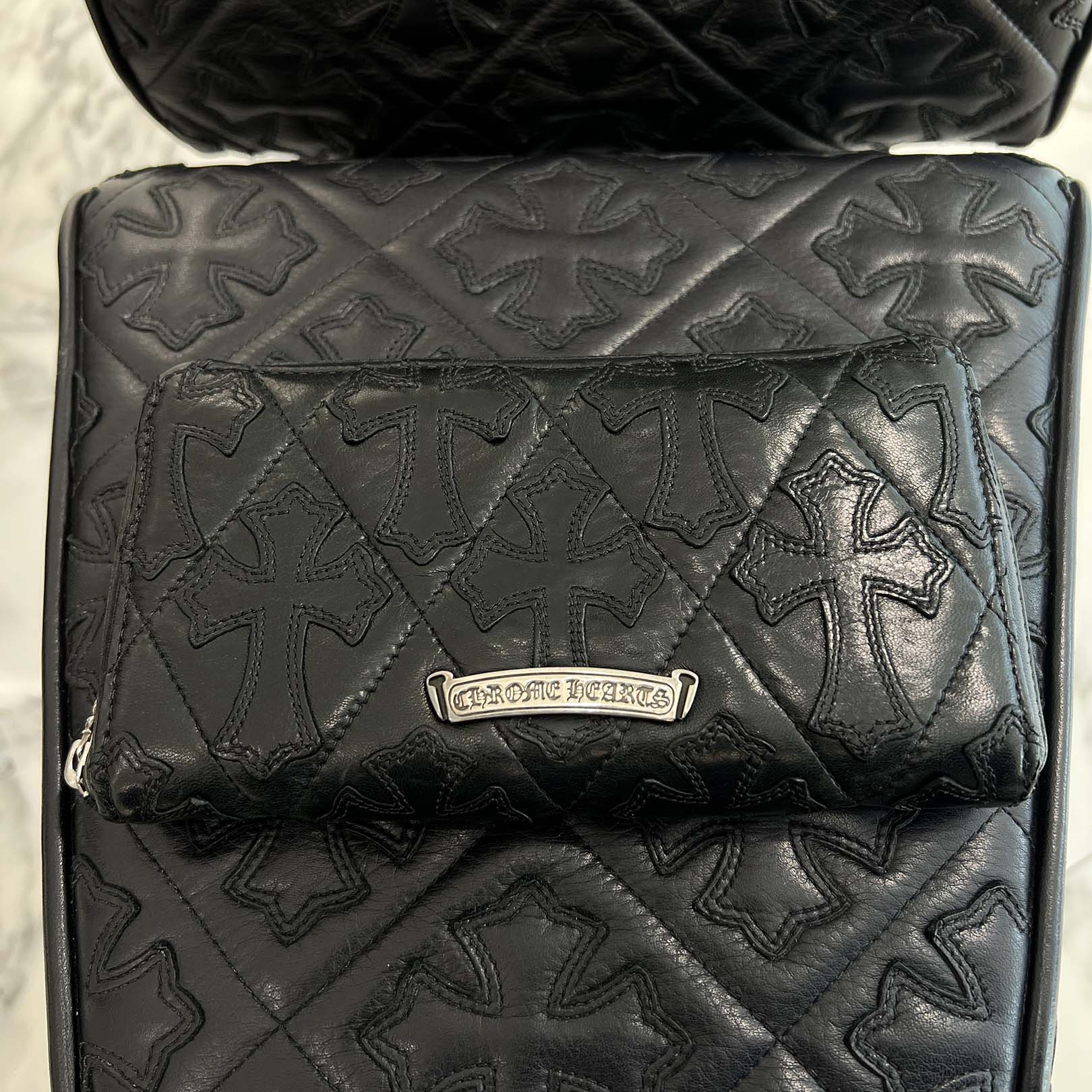 CHROME HEARTS Cemetery Cross Leather Patch Quilting Leather Wallet クロムハーツ セメタリークロス レザーパッチ キルティング レザーウォレット ラウンドジップ 長財布 カーフスキン レザーパッチ ダガージップ シルバー925 ブラック【251110】【中古-A】
