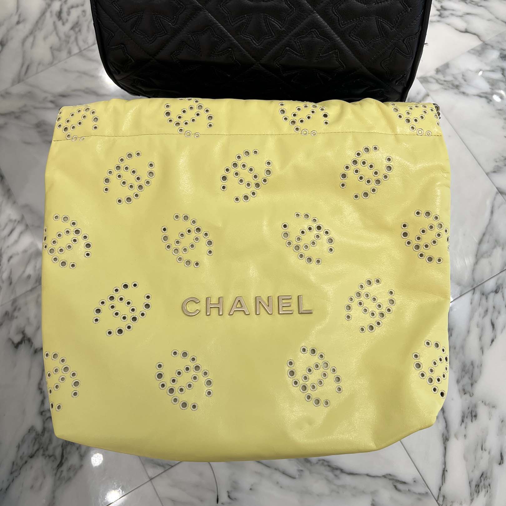 CHANEL 22 Small Shiny Calf Leather Chain Shoulder Bag シャネル 22 スモール スモール シャイニーカーフスキン チェーン ショルダーバッグ ポーチ付属 レザーバッグ ココマークチャーム シャイニーカーフスキン イエロー×ゴールド【2501110】【中古-B】