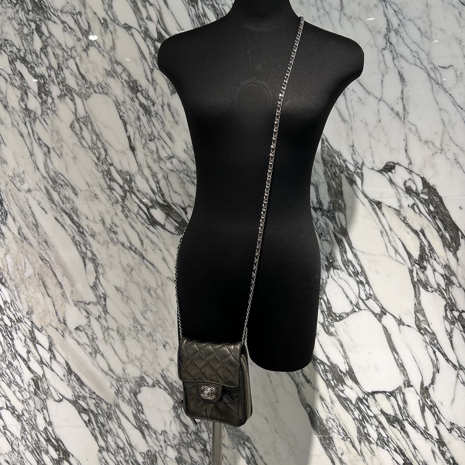 CHANEL Matelassé Quilted Stitch Leather Chain Wallet Mini Bag シャネル マトラッセ キルティングステッチ レザーチェーン ウォレット ミニバッグ ショルダーバッグ 財布 カードスロット ココマーク クラック加工 シルバー金具 メタリックゴールド【251123】【中古-B】