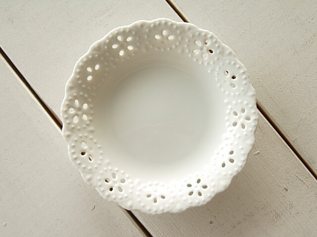 白い食器　お花畑のレリーフ皿15.7cm＜透かし＞　ホワイトレベル2【美濃焼・食器％OFF・訳あり・アウトレット・皿・】